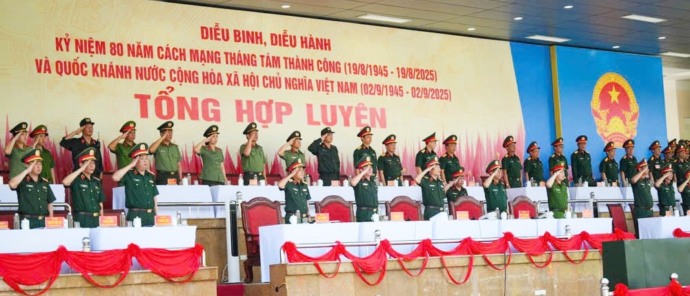 Đại biểu dự buổi Tổng hợp luyện diễu binh